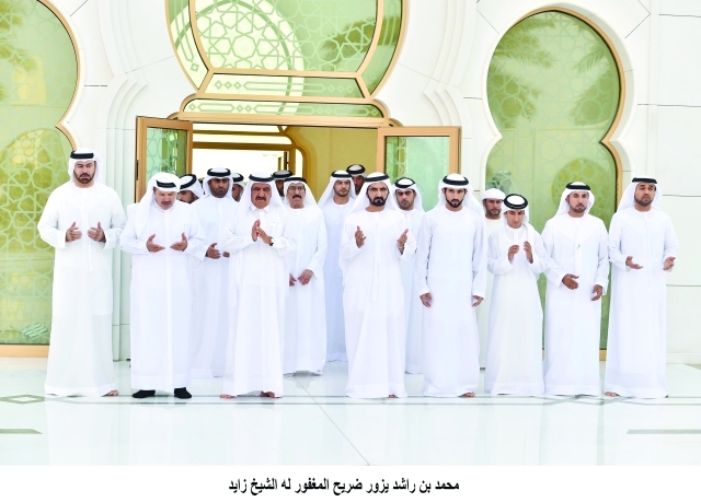 "■ محمد بن راشد وحمدان بن محمد وحمدان بن راشد ومحمد القرقاوي ومصبح الفتان وسعيد بن جمعة والنابودة وخليفة سليمان والسبوسي يقرأون الفاتحة | تصوير ـــ خليفة اليوسف"