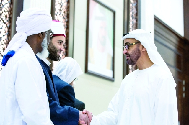 "■ ومصافحاً ضيوف رئيس الدولة"