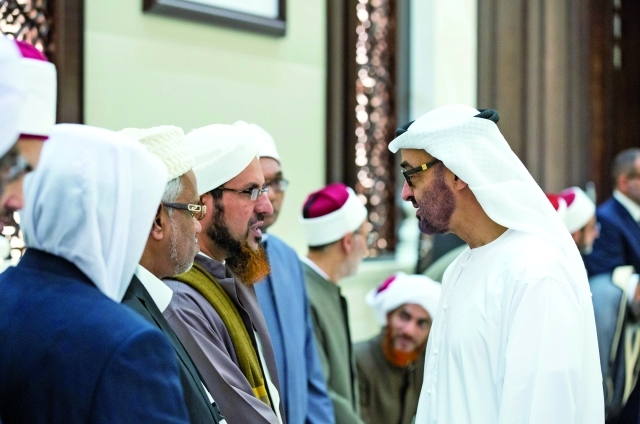 "■ وسموه يتبادل الحديث مع العلماء حول نشر ثقافة الحوار"