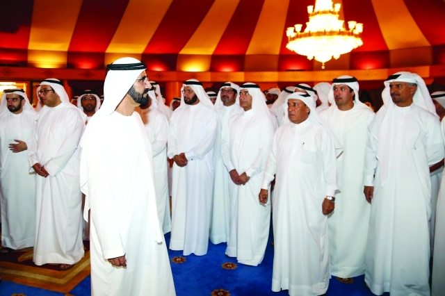 "■ محمد بن راشد في حديث مع المهنئين برمضان | تصوير: محمد هشام وخليفة عيسى"