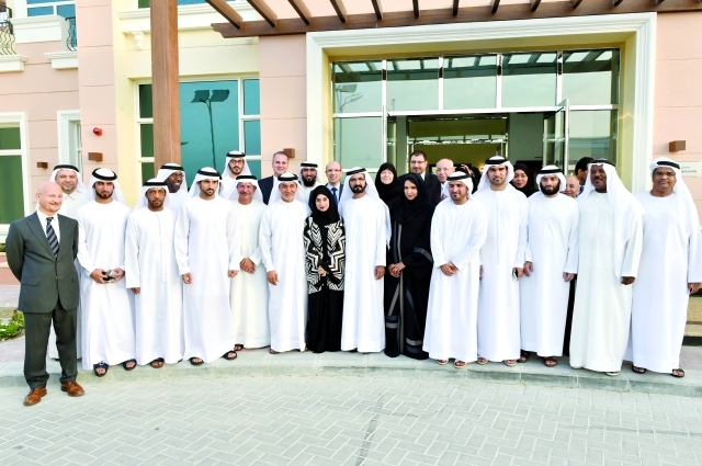 "محمد بن راشد وحمدان بن محمد مع أعضاء مجلس الإدارة وفريق عمل قرية العائلة | تصوير - محمد هشام"