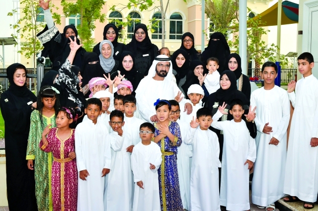 "محمد بن راشد يتوسط الأطفال في احدى فلل القرية العائلية"