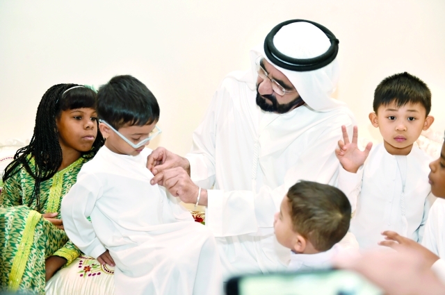 "نشر سمو الشيخ حمدان بن محمد بن راشد آل مكتوم على صفحته في أنستغرام فيديو يظهر صاحب السمو الشيخ محمد بن راشد آل مكتوم، في لقطات حانية مع مجموعة من الأيتام. وعلق سموه على الفيديو: «قلـب إنسـان .. وإنسان من قــلـب»."