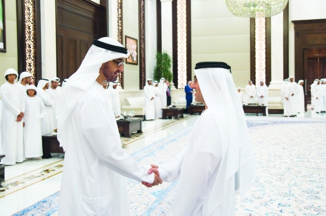 "■ محمد بن زايد يرحب بأحد المهنئين"
