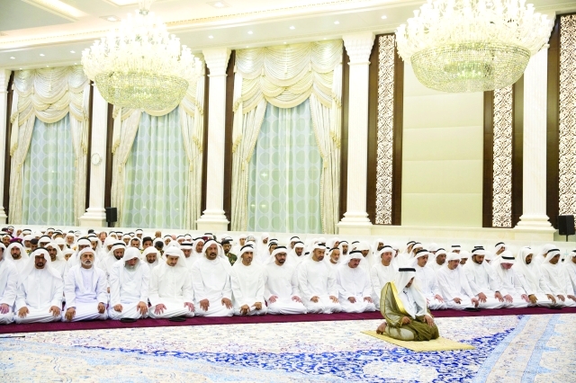 "■ محمد بن زايد والشيوخ خلال أداء صلاة المغرب"