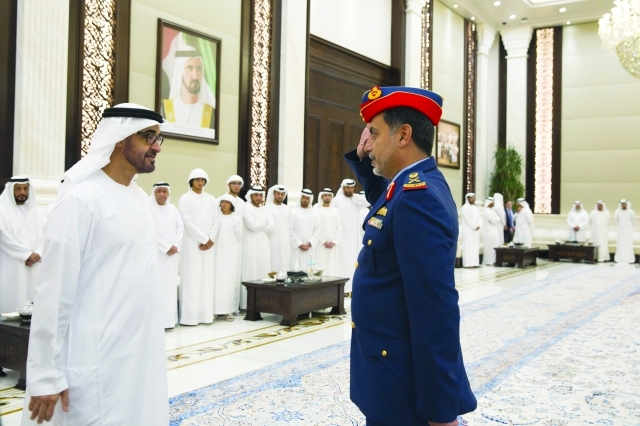 "■ ويصافح ضباطاً مهنئين"