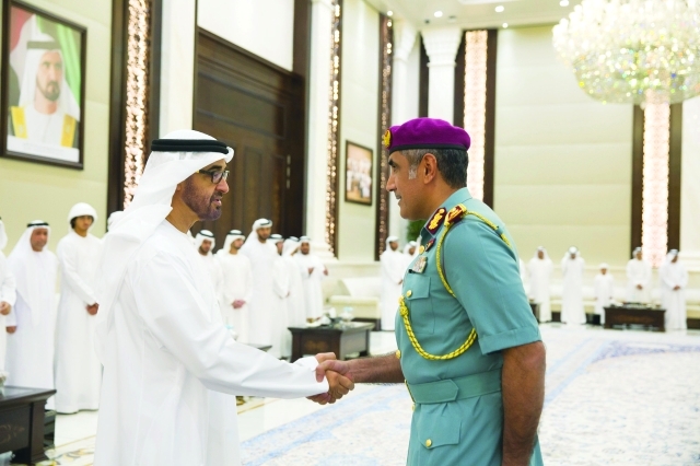 "■ ومصافحاً محمد خلفان الرميثي"