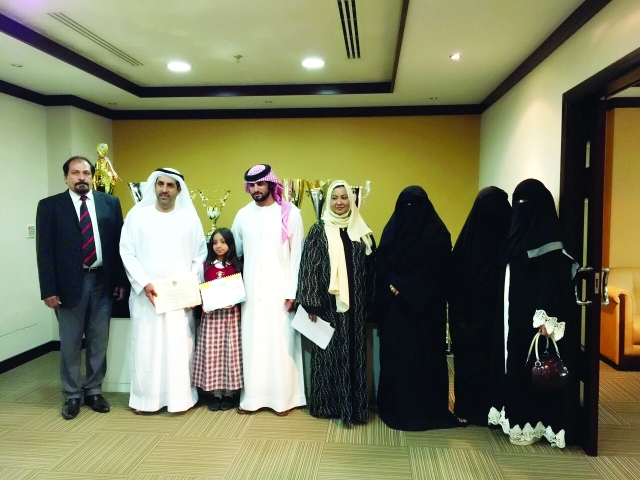 "■ .. مع أسرتها ومدير منطقة دبي التعليمية | من المصدر"