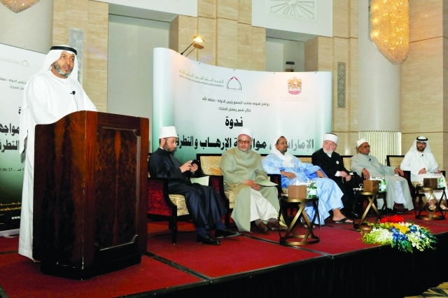 "مطر الكعبي والمتحدثون خلال الندوة ــ البيان"