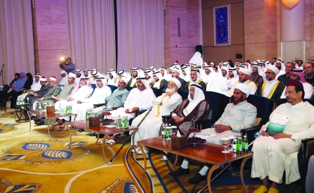 "جانب من الحضور من العلماء ورجال الدين"