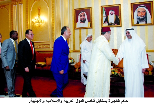 "حاكم الفجيرة خلال استقباله القناصل"