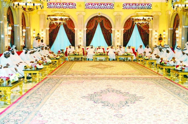 "محمد بن راشد يستقبل بحضور حمدان بن محمد جموع المواطنين وأبناء القبائل المهنئين بشهر رمضان في قصر زعبيل بدبي | تصوير: سيف محمد وخليفة عيسى"