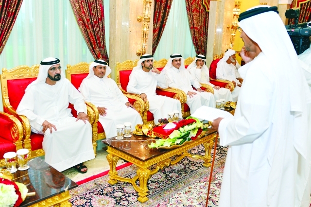 "سموه يستمع لقصيدة من أحد الشعراء"