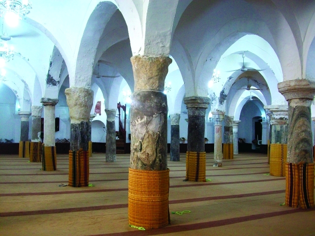 " قاعة الصلاة بجامع الناقة"