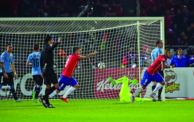 "■ ماوريسيو إيسلا يحتفل بهدفه الحاسم | أ.ف.ب"