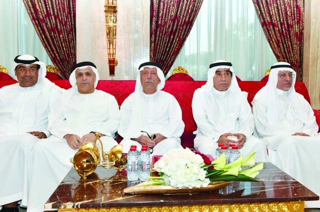"مطر الطاير وعبدالغفار حسين وعدد من الحضور"