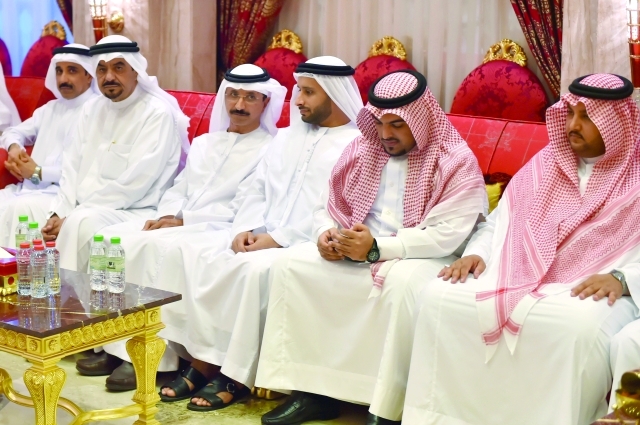 "سلطان بن سليم وعدد من الحضور"
