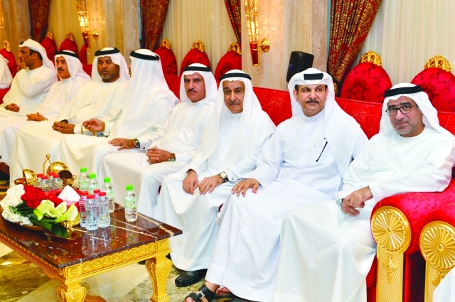 "محمد القمزي وجانب من الحضور خلال اللقاء"