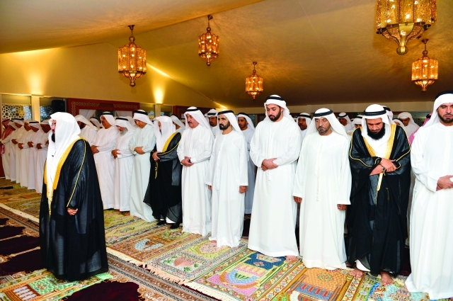 "محمد بن راشد والشيوخ خلال أداء صلاة المغرب"