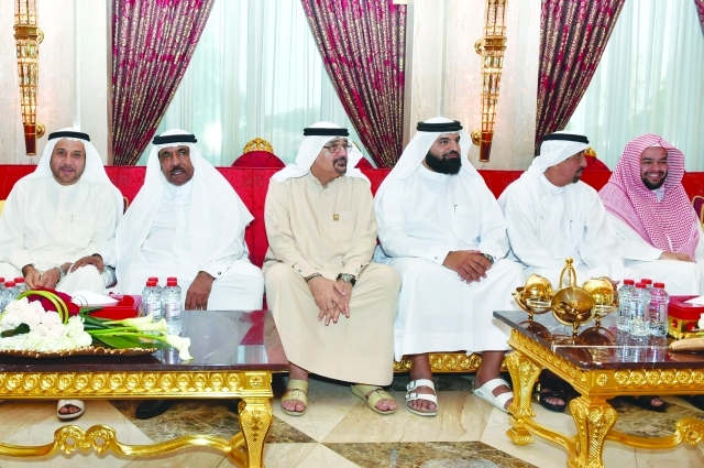 "حمد الشيباني وجانب من ضيوف المجلس"
