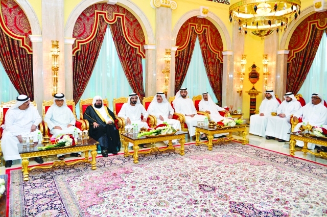 "محمد بن راشد خلال استقبال عبدالرحمن السديس بحضور سعود المعلا وراشد بن سعود ومحمد المر وأحمد بن محمد وضاحي خلفان وسلمان آل خليفة | تصوير: سيف محمد ومحمد هشام"