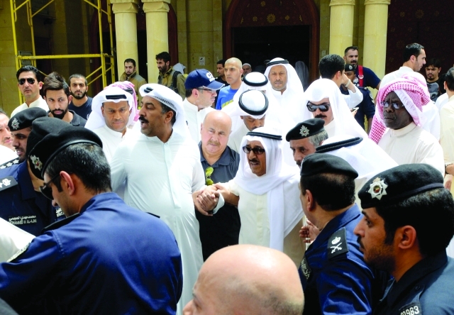 "Ⅶ أمير الكويت صباح الأحمد زائراً المسجد الذي استهدفه التفجير الإرهابي | إي.بي.أيه"