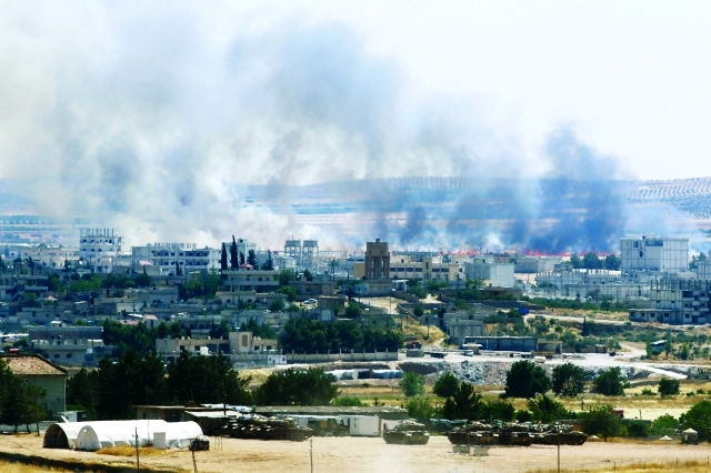 "دخان يغطي عين العرب إثر معارك بين مقاتلين أكراد ومسلحي داعش - «رويترز»"
