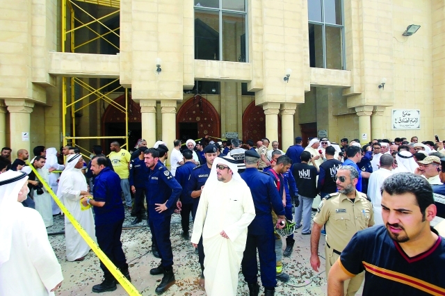 "قوات الأمن الكويتية هرعت إلى المسجد فور وقوع التفجير الإرهابي ــ أ.ف.ب"
