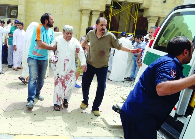 "قوات الأمن الكويتية هرعت إلى المسجد فور وقوع التفجير الإرهابي | أ.ف.ب"