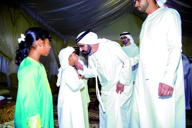 "محمد بن راشد مواسياً أنجال الفقيد بحضور محمد بن زايد"