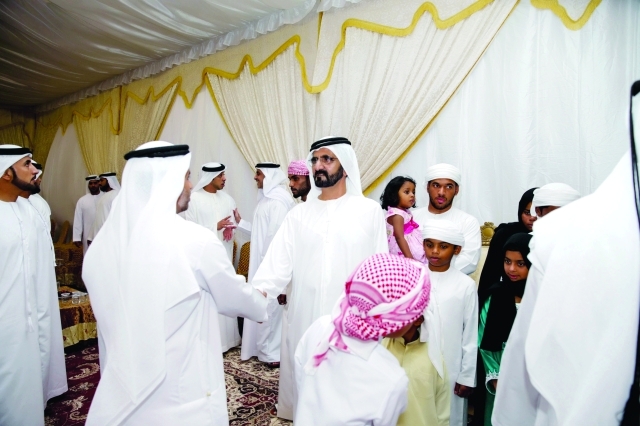 "محمد بن راشد يتقبل التعازي إلى جانب أسرة الشهيد"