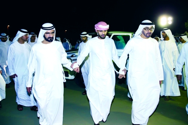 "محمد بن راشد ومحمد بن زايد وحمدان بن محمد وهزاع وسيف بن زايد لدى وصولهم خيمة العزاء | تصوير: خليفة اليوسف و«وام»"