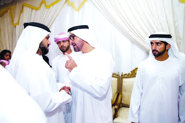 "محمد بن زايد وحمدان بن محمد خلال تقديم العزاء"