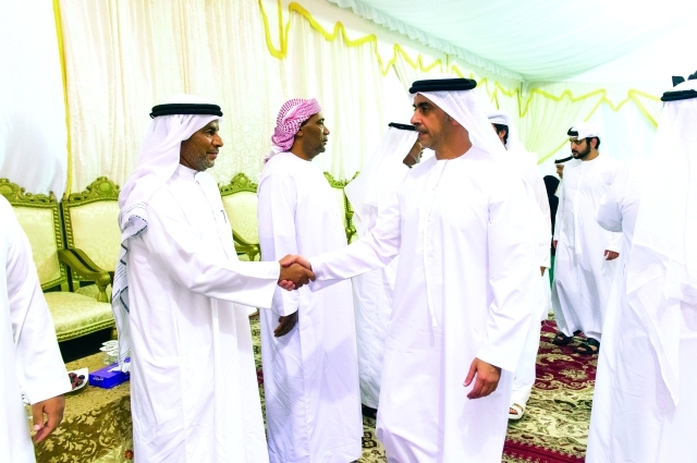 "مكتوم بن محمد وسيف بن زايد خلال العزاء"