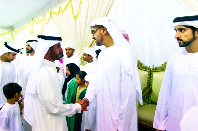 "محمد بن راشد ومحمد بن زايد وحمدان بن محمد يتقبلون التعازي إلى جانب أسرة الشهيد"