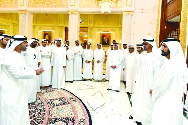 "■ وسموهما يستمعان إلى أحد الشعراء بحضور حمدان بن محمد وسيف وعبد الله بن زايد ومحمد القرقاوي وضاحي خلفان"