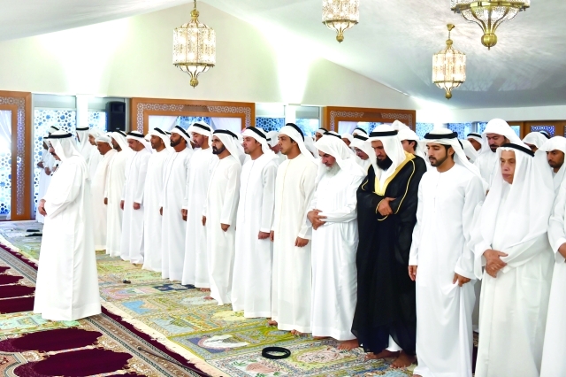 "■ ..ويؤديان الصلاة وإلى جوارهما حمدان بن محمد والشيوخ"