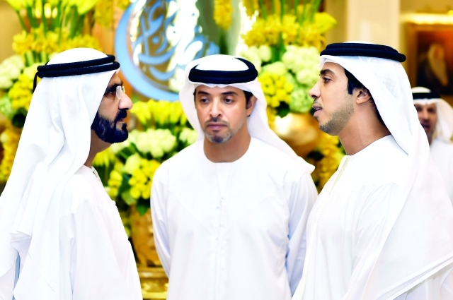 "■ محمد بن راشد في حديث مع هزاع ومنصور بن زايد"