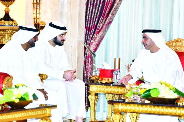 "■ مكتوم بن محمد في حديث مع سيف بن زايد بحضور أحمد بن سعيد"