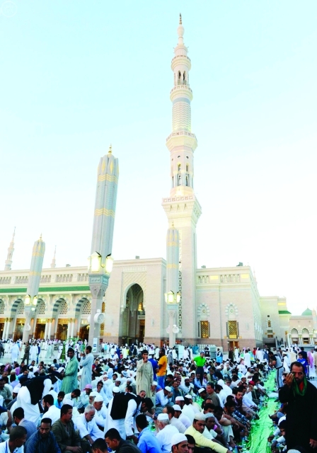 " موائد الرحمن في شهر الخير تملأ ساحات المسجد الحرام"