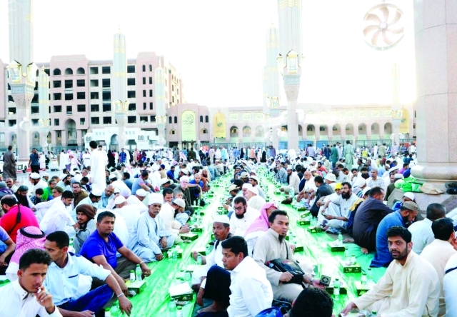 " السفر الرمضانية بالمسجد النبوي تجسد معاني التكاتف والتآخي بين المسلمين"