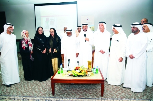 "■ البدور يتوسط السويدي وعبد الغفار حسين ورفيعة غباش وجمع من الفاعلين في الحقل الثقافي بالدولة | تصوير - ناصر بابو"