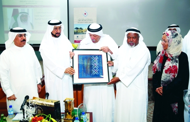 "■ البدور يتسلم لوحة بحضور السويدي وعبد الغفار حسين والهاملي ونجاة مكي"