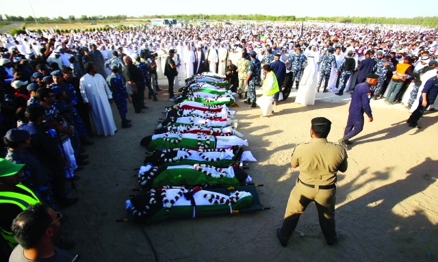 "■ كويتيون يشيعون ضحايا التفجير الإرهابي  |  أ.ف.ب"