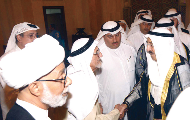 "صباح الأحمد يقدم التعازي لذوي الضحايا | رويترز"