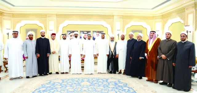 "■ حاكم عجمان وعمار النعيمي خلال استقبال العلماء ضيوف رئيس الدولة | وام"