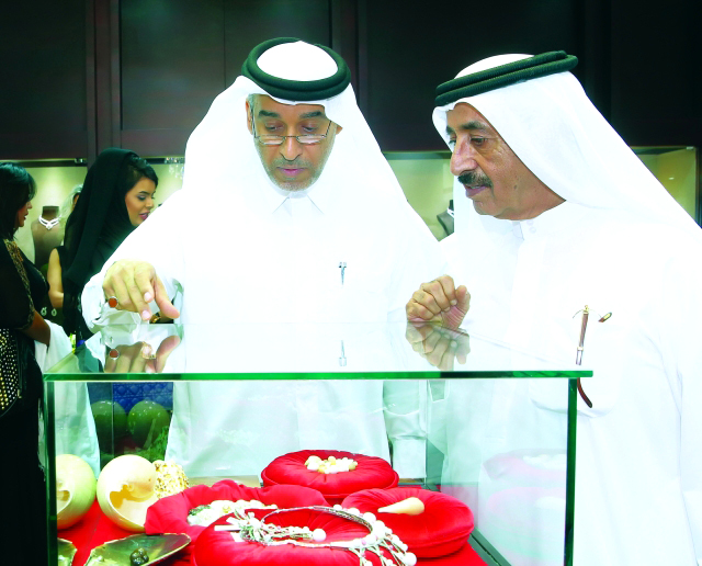 "■ حشر بن مكتوم يستمع لشرح من الفردان عن اللؤلؤة الفريدة"