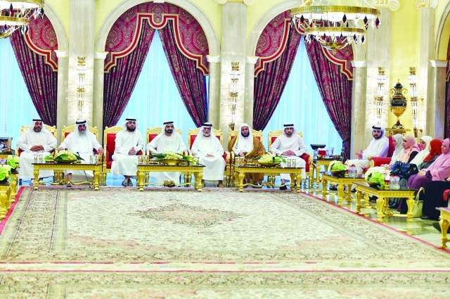 "■ محمد بن راشد وحمدان ومكتوم بن محمد خلال استقبال العلماء بحضور إبراهيم بوملحه ومحمد بن حمدان ومحمد الكعبي ووسيم يوسف وعزيز العنزي"