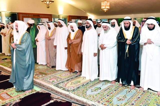 "■ محمد بن راشد والحضور يؤدون صلاة المغرب | تصوير: سيف محمد ومحمد هشام"