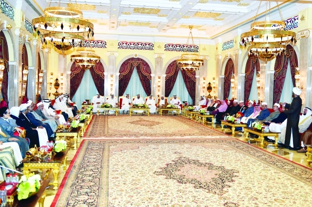"■ محمد بن راشد وحمدان ومكتوم بن محمد خلال استقبال العلماء بحضور إبراهيم بوملحه ومحمد بن حمدان ومحمد الكعبي"